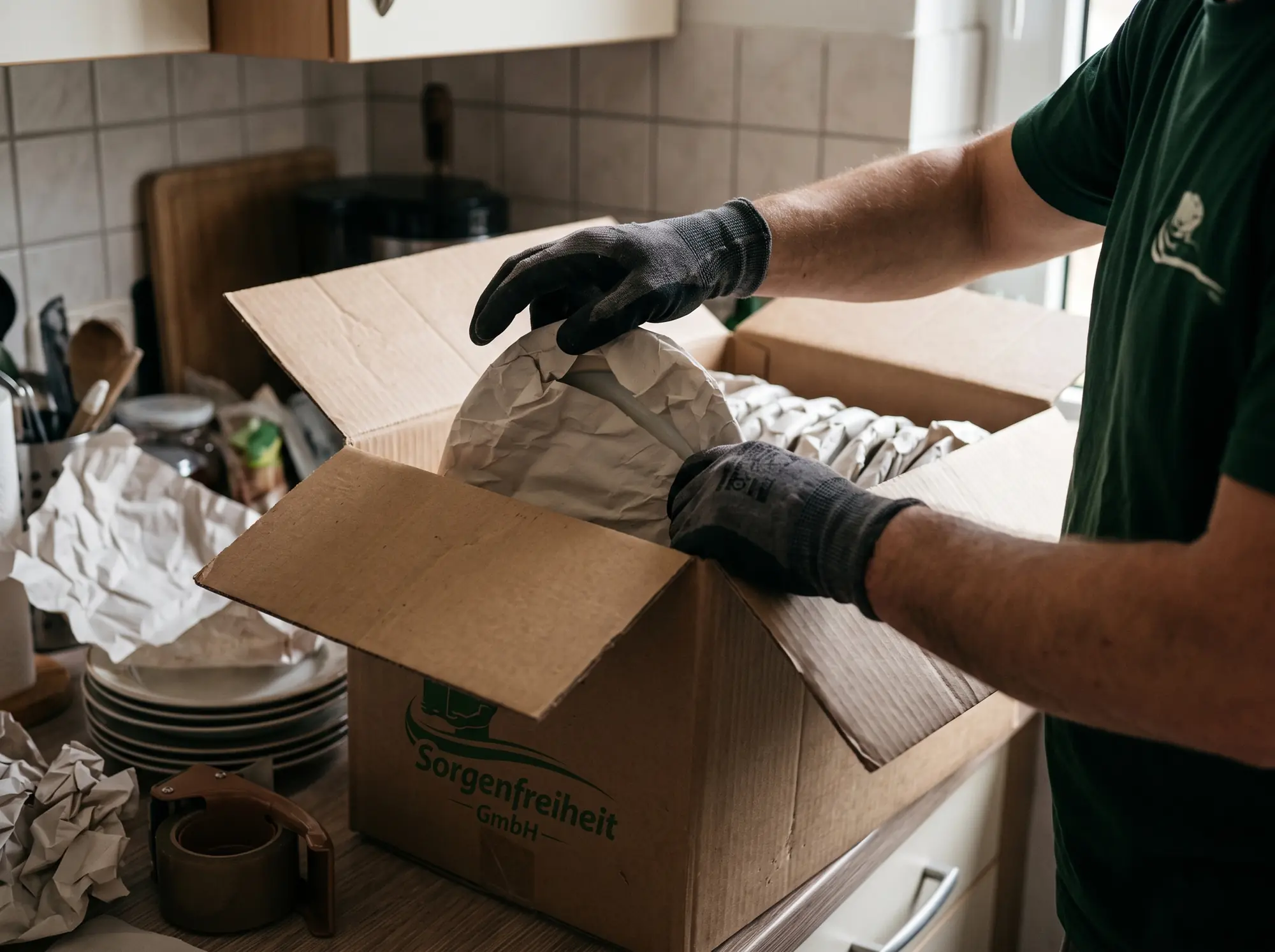 Professionelles Verpacken von Geschirr beim Umzug